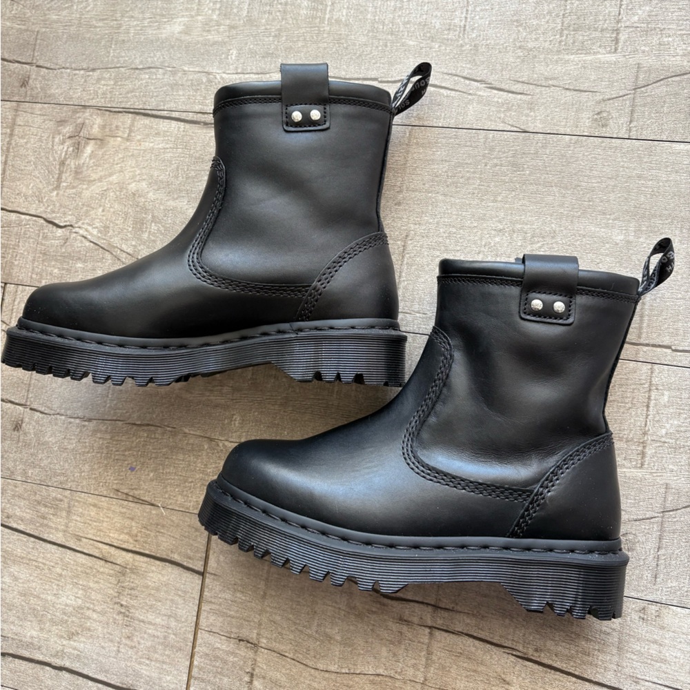 NWOT Dr. Martens Black Anistone Lo Leather Boots